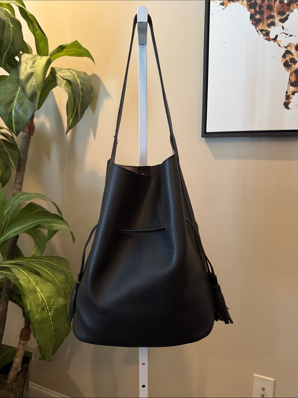 Street Level XL Classic Black Leather Bucket Bag - Women. Snap closure w/ pouch.